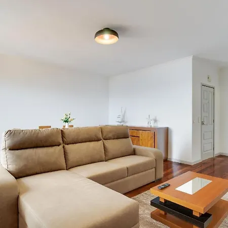 Ferienwohnung Fuer 4 Personen Ca 115 Qm In Santa Cruz, Madeira Ostkueste Von Madeira
