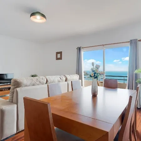 Ferienwohnung Fuer 4 Personen Ca 115 Qm In Santa Cruz, Madeira Ostkueste Von Madeira *