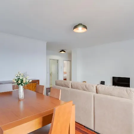 Apartment Ferienwohnung Fuer 4 Personen Ca 115 Qm In Santa Cruz, Madeira Ostkueste Von Madeira *