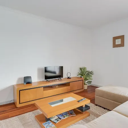 Ferienwohnung Fuer 4 Personen Ca 115 Qm In Santa Cruz, Madeira Ostkueste Von Madeira *