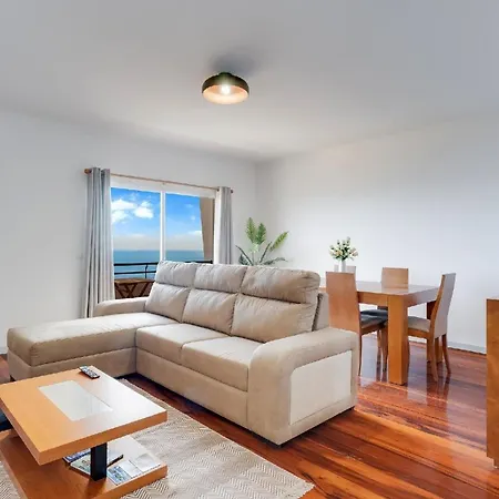 Ferienwohnung Fuer 4 Personen Ca 115 Qm In Santa Cruz, Madeira Ostkueste Von Madeira *